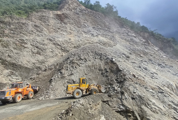 अविरल वर्षापछि प्रमुख राजमार्गहरूमा बाढी र पहिरो, यातायात ठप्प