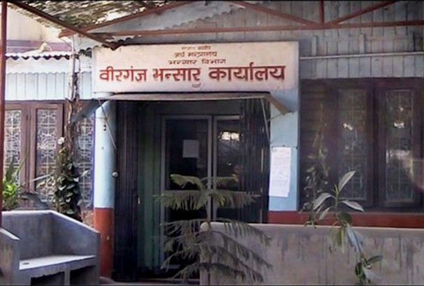 वीरगञ्ज भन्सार कार्यालयले तीन दिनमा ३ अर्ब १५ करोड राजस्व सङ्कलन, उद्यमीहरू जाँचपास प्रक्रियामा सहभागी भएनन्