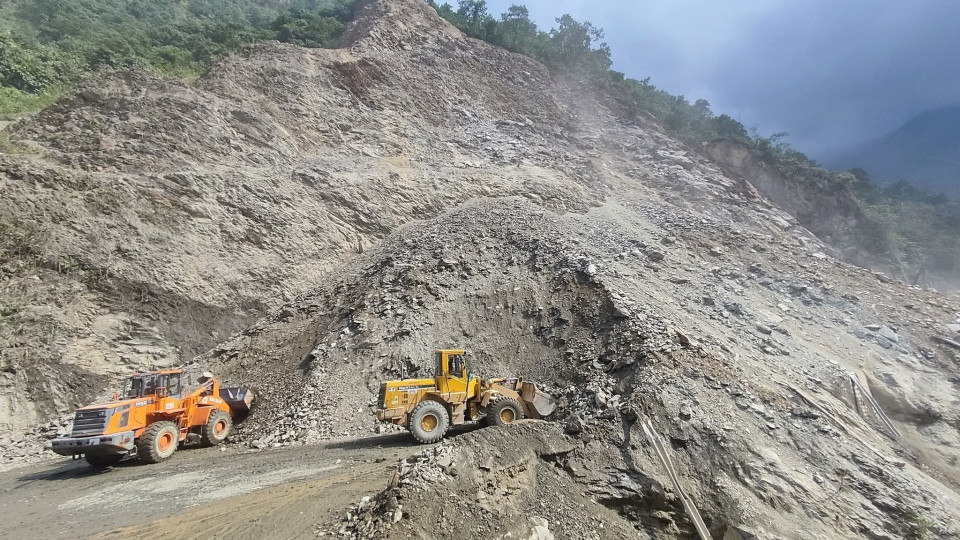 अविरल वर्षापछि प्रमुख राजमार्गहरूमा बाढी र पहिरो, यातायात ठप्प