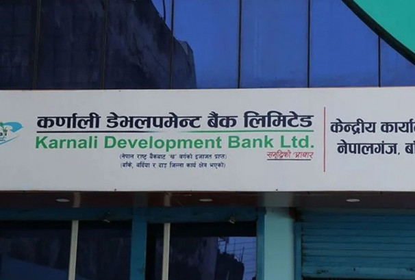 नयाँ अर्थमन्त्रीसँग कर्णाली डेभलपमेन्ट बैंकका बचतकर्ताको गुहारः “डेढ वर्षदेखि पैसा फिर्ता भएन”