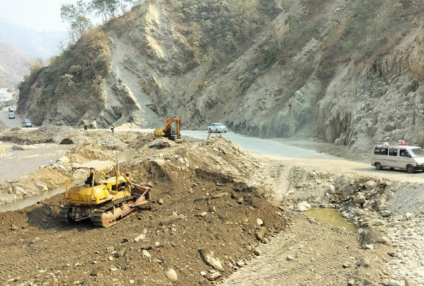 वर्षाका कारण अवरुद्ध वीपी राजमार्ग पुनः सञ्चालनमा