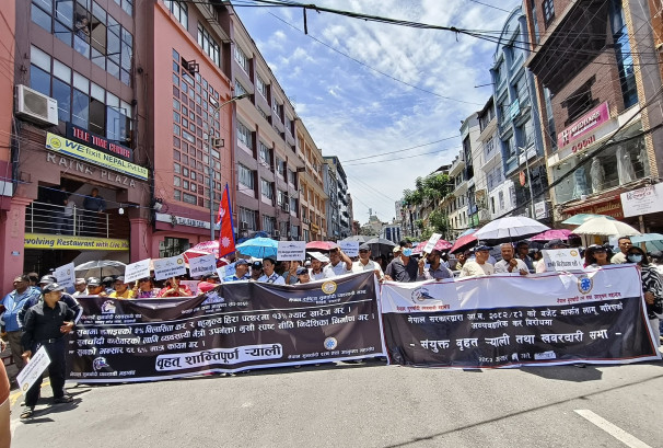 देशभरका सुनचाँदी व्यवसायी न्यूरोडमा, सिठी बजाएर विरोध प्रदर्शन(फोटो फिचर)