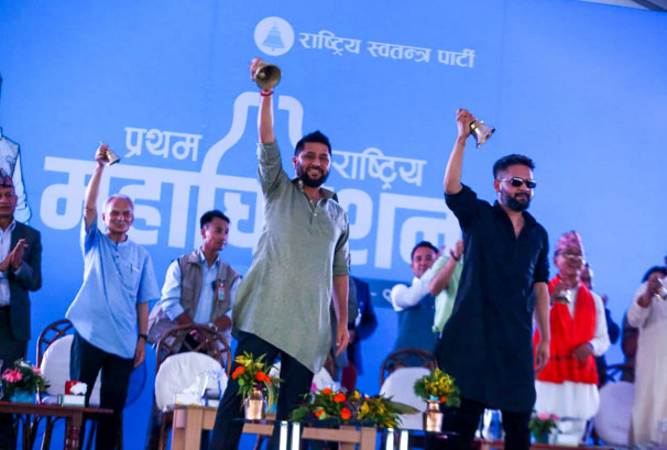 भरतपुरमा रास्वपाको पहिलो महाधिवेशन शुरु, घण्टी बजाएर उद्घाटन