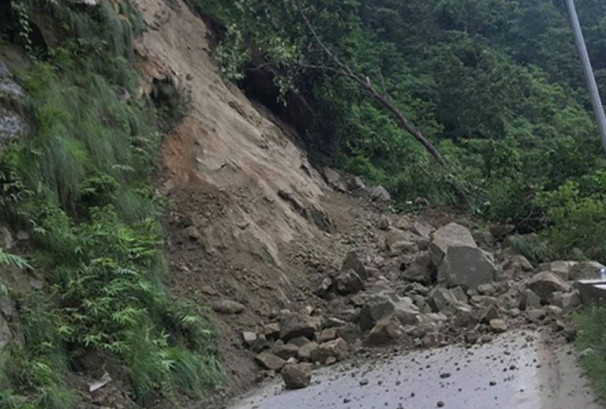 अविरल वर्षा, बाढी र पहिरोका कारण मुख्य राजमार्ग तथा सडक खण्डमा आवागमन प्रभावित