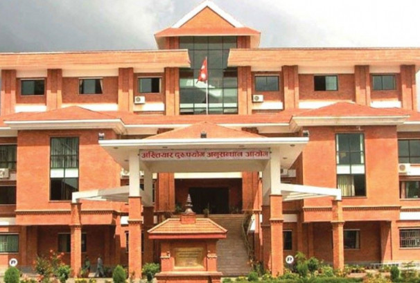 भ्याक्सिनेटरको भुक्तानीबाट २०% कमिसन मागेको आरोपमा निमित्त कार्यालय प्रमुखसहित दुईजना पक्राउ