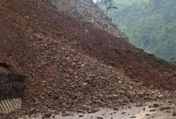 बाढी र पहिरोका कारण कुन–कुन राजमार्ग छन् अवरुद्ध ?