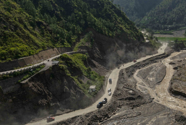 बीपी राजमार्गमा यात्रा गर्दा सडकको अवस्था बुझेर यात्रा गर्न स्थानीय प्रसाशनको आग्रह