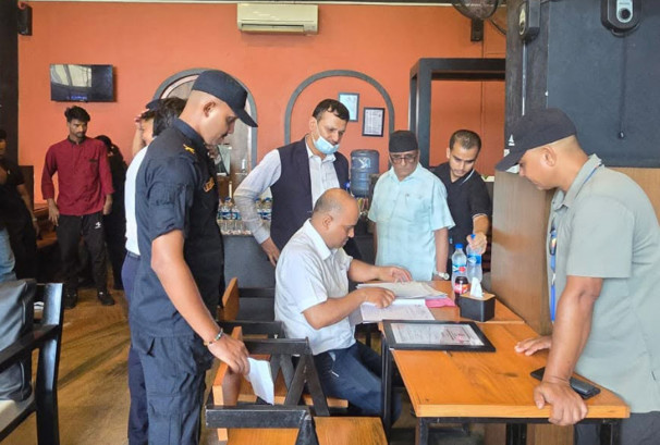 विराटनगर विमानस्थलमा अनुगमन: यात्रुसँग मनपरी मूल्य असुल्ने चार पसललाई १२ लाख जरिवाना