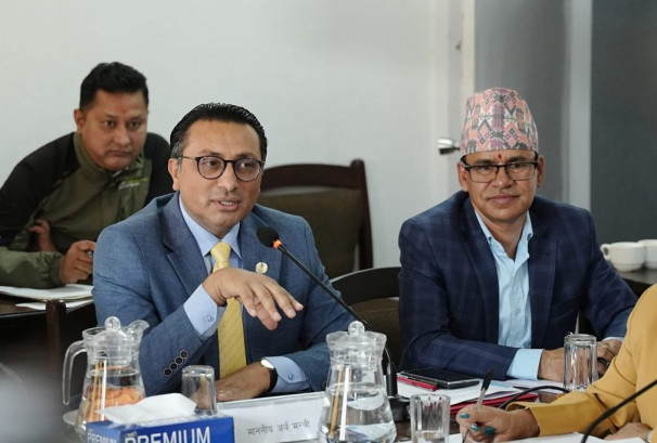 ‘अर्थमन्त्री निदाएको’ भाइरल भिडियोबारे स्वर्णिमको स्पष्टीकरण : “टेबुलमुनि फोन हेरेको थिएँ, निदाएको होइन”