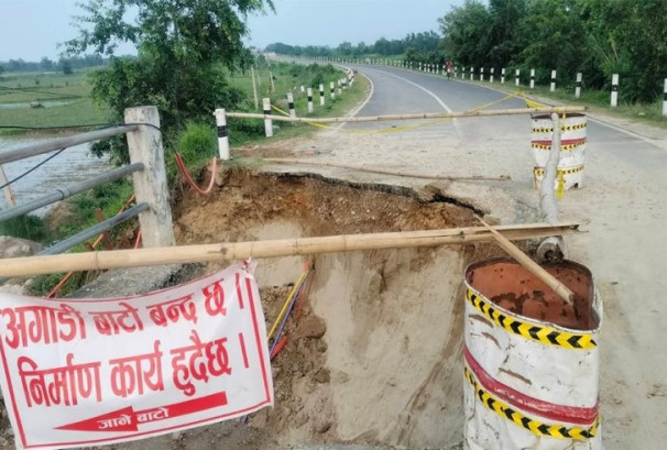 सिरहामा गागन खोलाको पुल नजिकै सडक भासिँदा हुलाकी राजमार्ग बन्द, यातायात वैकल्पिक मार्गमा