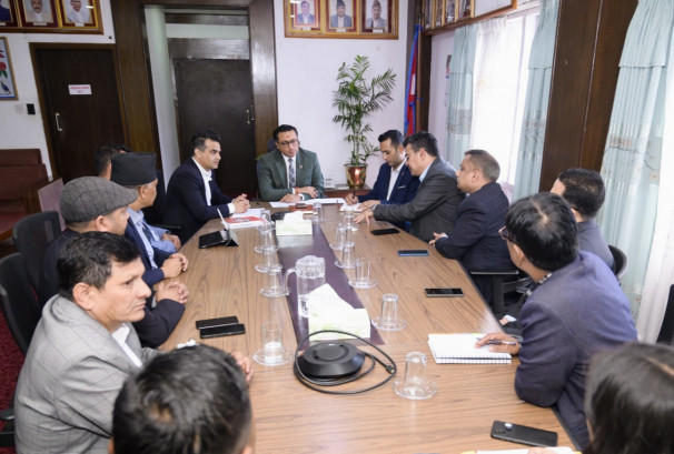 अटो व्यवसायीसँग अर्थमन्त्रीले भने- 'कर घटाउँदैछौं, निजी क्षेत्रमैत्री नीति र बजेट आउँछ'