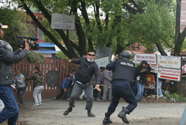 ओली पक्राउको विरोधमा आज पनि झडप, माइतीघर-बानेश्वर तनावग्रस्त