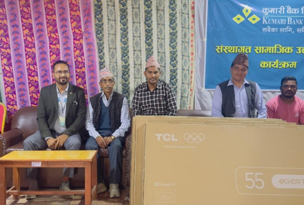 कुमारी बैंकद्वारा बाजुराका ६ सामुदायिक विद्यालयहरुलाई स्मार्ट टेलिभिजन हस्तान्तरण