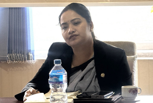 पीआर लिएर पनि सरकारी कर्मचारी ? दुईमाथि कारबाही, सयौंमाथि छानबिन