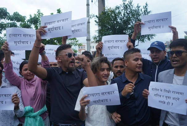 गणेश नेपालीको मृत्युपछि माइतीघरमा युवा आक्रोश, सरकार र बालेनविरुद्ध नाराबाजी