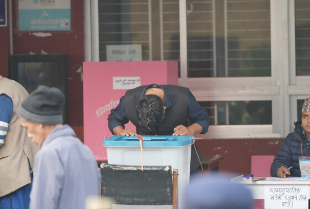 मतदानपछि मतपेटिकालाई ढोगे रविले