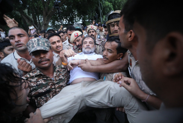 विद्यार्थी आन्दोलनमाथिको दमनविरुद्ध दिल्लीमा विपक्षीको प्रदर्शन, राहुल–प्रियंकासहित शीर्ष नेता नियन्त्रणमा