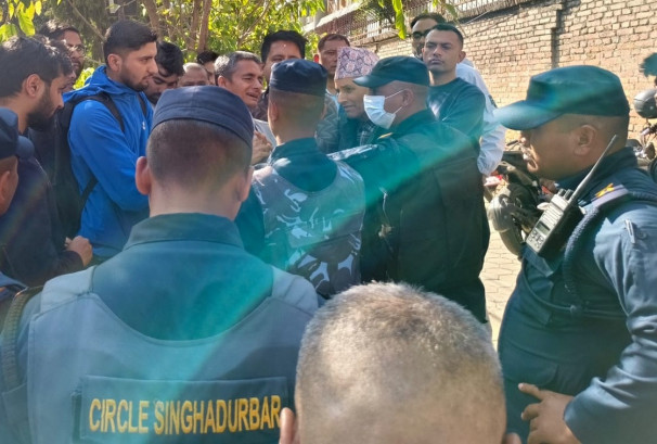 रास्वपा पार्टी कार्यालयमा लगानीकर्ता र प्रहरीबीच घम्साघम्सी,'हामीमाथि दमन भयो'