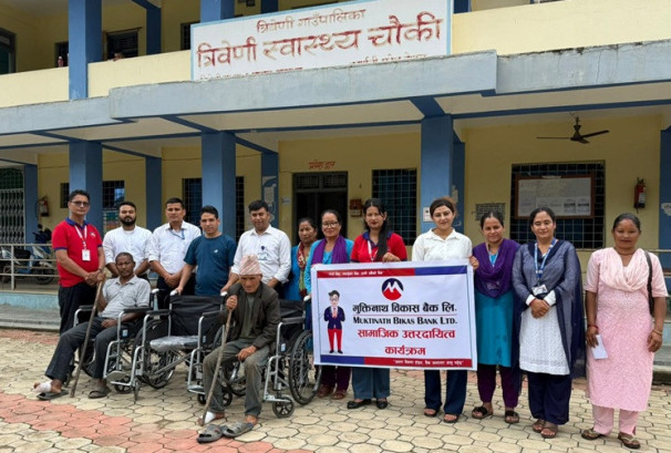 स्वास्थ्य सेवा र समुदायको हितमा मुक्तिनाथ विकास बैंकको अभियान, व्हीलचेयर तथा स्वच्छ खानेपानीका सामाग्रीहरु हस्तान्तरण
