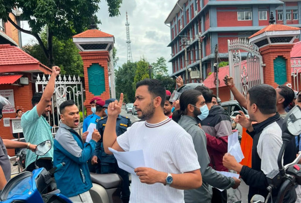 सिंहदरबारको दक्षिण गेटमा मोटरसाइकल तेस्र्याएर अनेरास्ववियुको प्रदर्शन