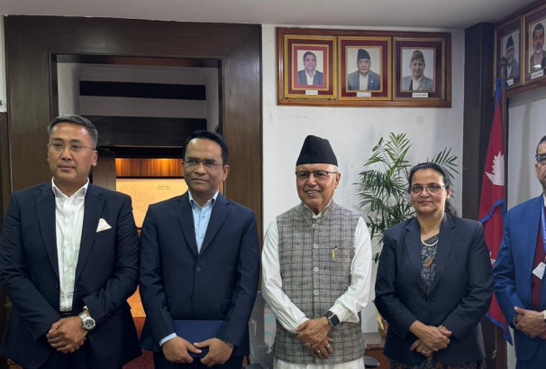 अर्थमन्त्री खनालको बैंक तथा वित्तीय क्षेत्रका नियामक प्रमुखहरुसँग भेटवार्ता