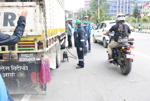 सिनामंगलमा ३९ सवारी साधनको प्रदूषण परीक्षण, मापदण्डविपरीत रहेका ९ गाडीलाई कारबाही