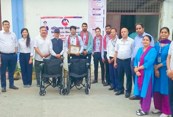 मुक्तिनाथ विकास बैंकद्वारा व्हीलचेयर हस्तान्तरण