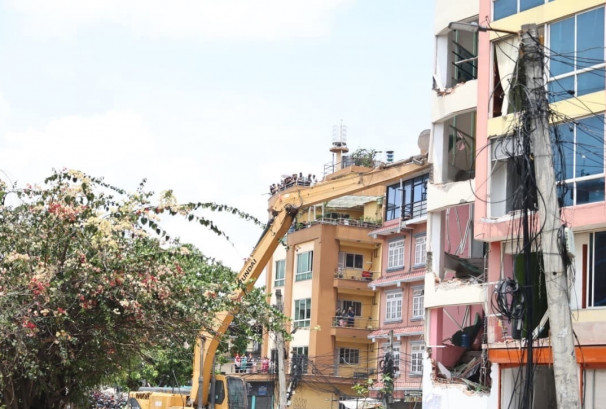सूचना अटेरीपछि काठमाडौँमा खोला मिचेर बनेको घर भत्काउने अभियान तीव्र