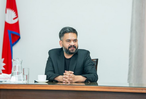 स्वदेशी जुत्ता उद्योगका समस्या र नीतिगत सुधारबारे प्रधानमन्त्रीले व्यवसायीसँग छलफल गर्दै