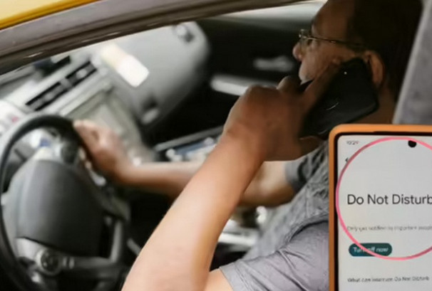 गाडी चलाउँदा दुर्घटना हुनबाट बचाउन सक्छ फोनको यो फिचरले