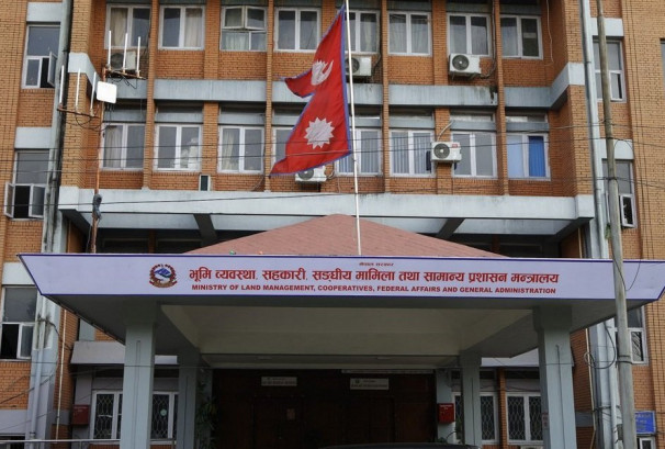 कर्मचारी कटौती र संरचना सुधारमा सामान्य प्रशासन मन्त्रालय अगाडि, २८३ पद दर्ता