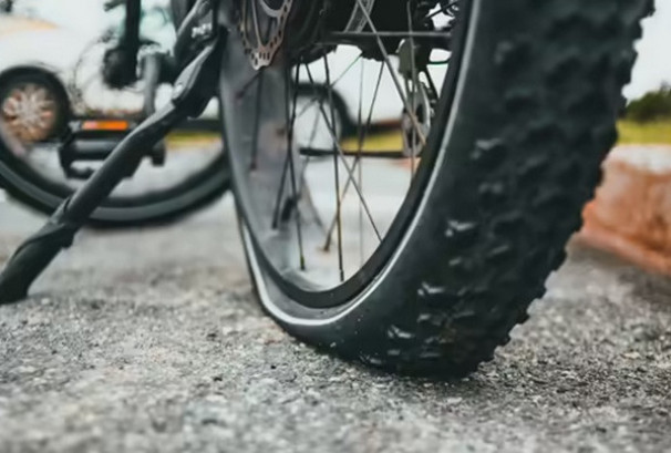 मोटरसाइकलको टायरमा हावा कम हुँदा हुन सक्छन् यस्ता जोखिम