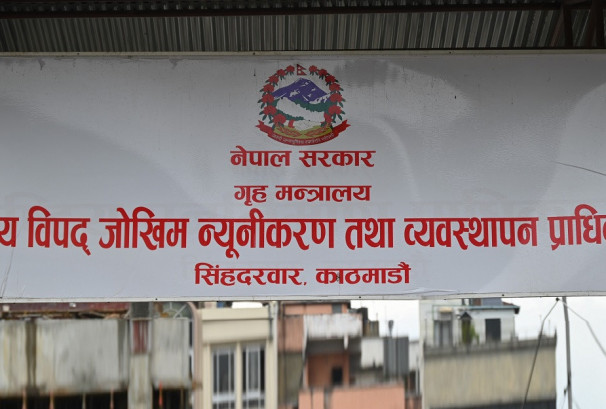 बाढीपहिरोमा ज्यान गुमाएका परिवारलाई प्रतिव्यक्ति २ लाखका दरले राहात, जोखिमयुक्त सडकमा रातको समय गाडी चलाउन अनिश्चितकालीन रोक