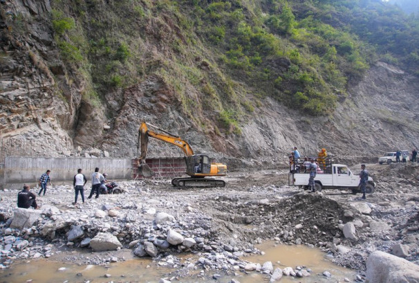 देशभर बाढी–पहिरोको असर, विभिन्न राजमार्गमा यातायात अवरुद्ध, कतै पूर्ण त कतै एकतर्फी सञ्चालन