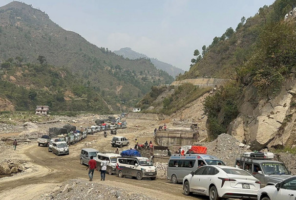 रोशी खोलामा पानीको बहाव बढ्यो, बीपी राजमार्ग फेरि बन्द