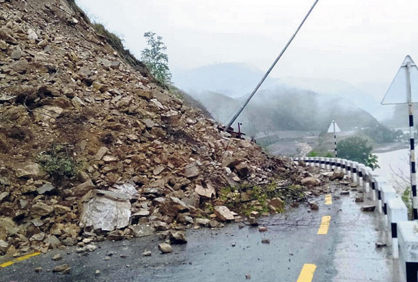 बाढीपहिरोका कारण देशभरका यी राजमार्ग अवरुद्ध