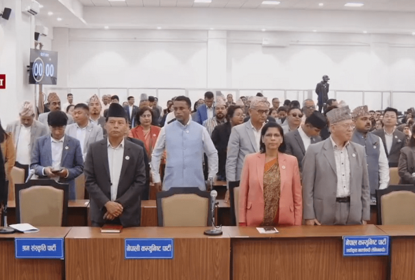 १५ मिनेटपछि शुरु भएको बैठकमा पुनः विपक्षीको अवरोध, प्रधानमन्त्रीको अभिव्यक्तिमा विपक्षी अडान कायमै