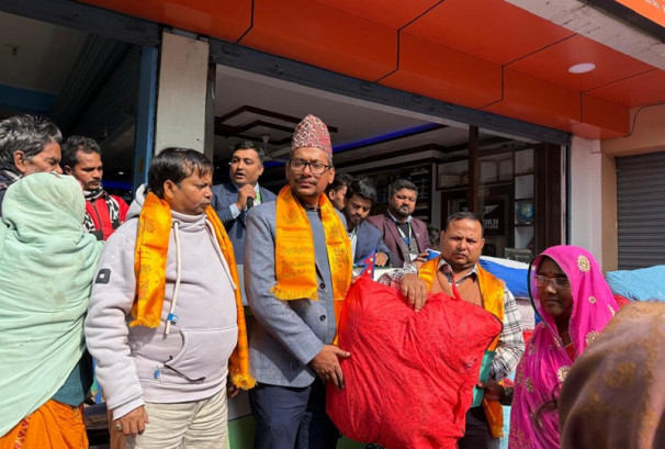 कामना सेवा विकास बैंकद्वारा लहानका विपन्न परिवारलाई फाईबर सिरक वितरण