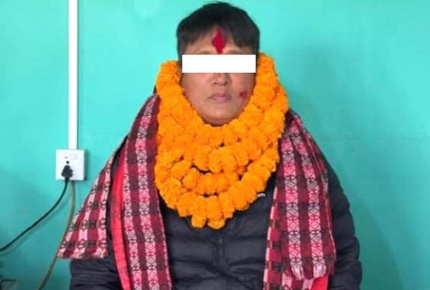 ६ लाख ६५ हजारसहित विराटनगर विमानस्थलबाट पक्राउ परे उपसचिव तामाङ