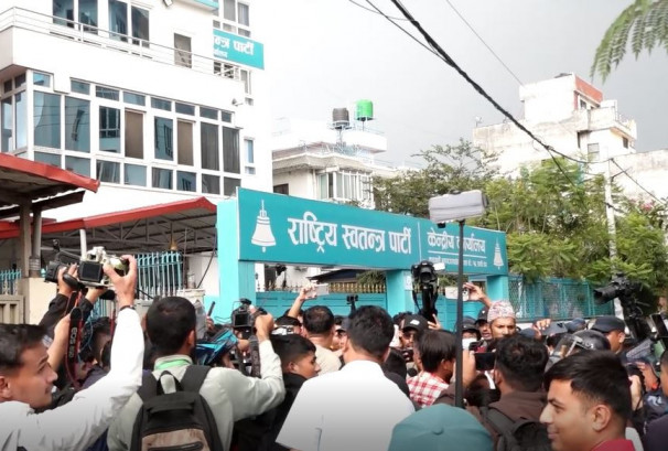 रास्वपा कार्यालयमा दृष्टिविहीन सडक व्यवसायीको प्रदर्शन, सभापति रवि लामिछानेलाई भेट्न नपाएपछि तनाव