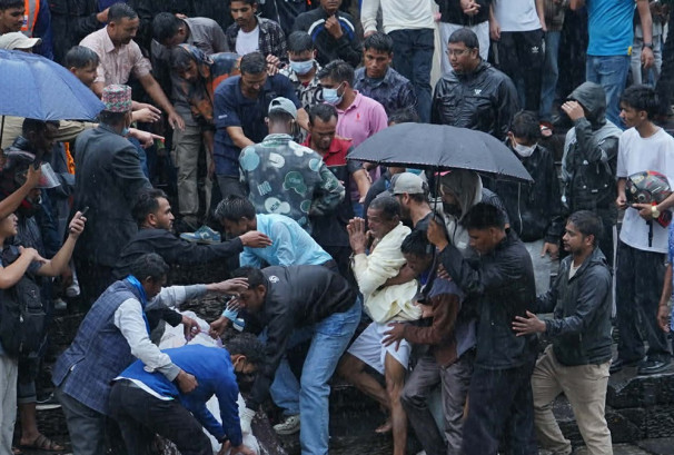 गणेश नेपालीको पशुपति आर्यघाटमा अन्त्येष्टि, ९ बुँदे सहमतिपछि शव बुझ्यो परिवारले