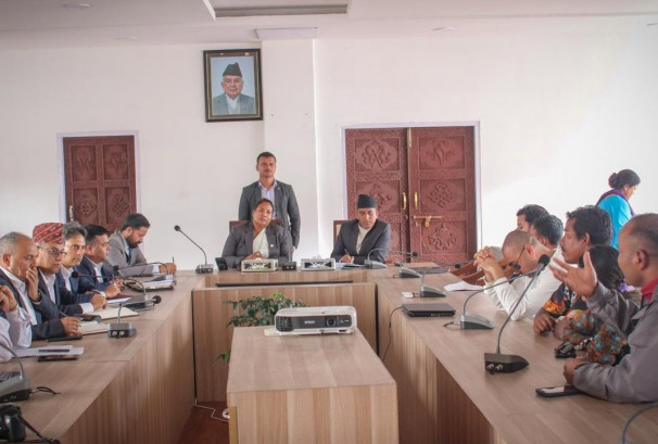 माइतीघरमा प्रदर्शनरत किसानसँग कृषिमन्त्री चौधरीको छलफल, माग सम्बोधन गर्न निर्देशन
