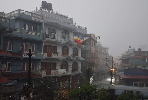 साँझ नपुग्दै अँध्यारो : काठमाडौंमा हावाहुरीसहित वर्षा