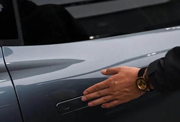 सुरक्षा चासोका कारण चीनले ईभी कारको ‘हिडन डोर ह्याण्डल’माथि लगायो प्रतिबन्ध
