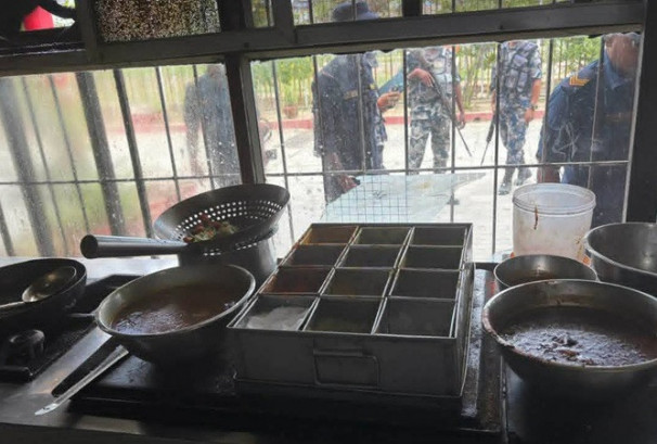 बासी खाना र फोहोर भान्सा भेटिएपछि देउखुरीको होटललाई २५ हजार रुपैयाँ जरिवाना