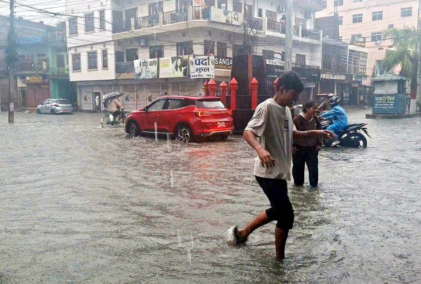 लगातार वर्षापछि नेपालगन्जका बजार र बस्ती जलमग्न, न्यूरोड, सेतु विक चोकसहितका क्षेत्र पानीले भरिए
