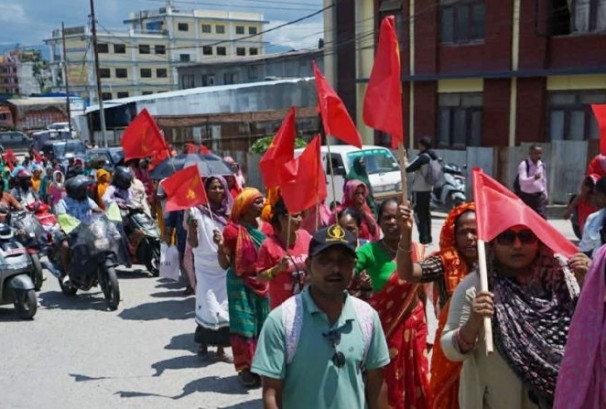 दूधे बच्चा काखमा, बिरामी शरीर लिएर लघुवित्त पीडितको ‘राजधानी मार्च’