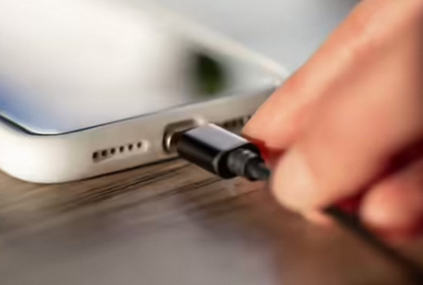 ल्यापटपको चार्जरबाट फोन चार्ज गर्नु कति सुरक्षित ? यस्तो छ तथ्य र जोखिम