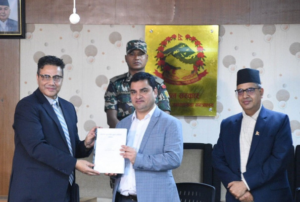 औषधिको मूल्य–नीति सुझाव समितिको प्रतिवेदन स्वास्थ्यमन्त्रीलाई हस्तान्तरण