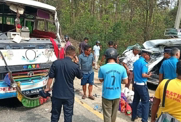 बुटवल–बर्दघाट सडक खण्डमा माइक्रोबस र ईभी ठोक्किँदा दुईको मृत्यु, २७ घाइते